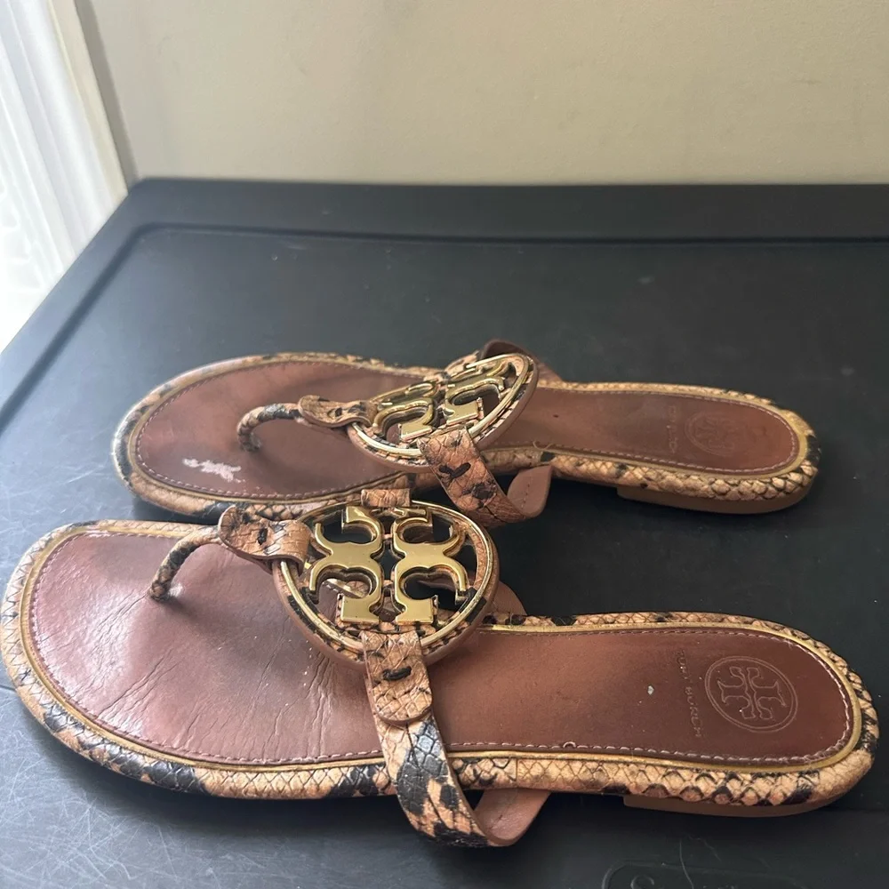 Tory Burch Miller Blush Pink Gold Metal Snake Leather Thong Sandal Logo 8M - Picture 1 of 5